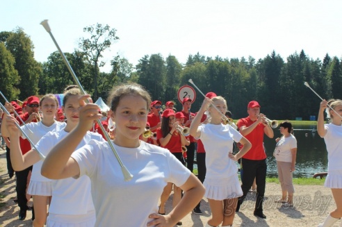 Под Гродно играли в «грязный» футбол и плавали «на чем попало»