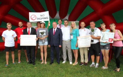 Под Гродно играли в «грязный» футбол и плавали «на чем попало»