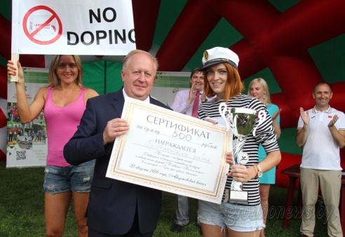 Под Гродно играли в «грязный» футбол и плавали «на чем попало»