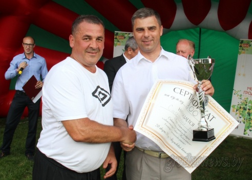 Под Гродно играли в «грязный» футбол и плавали «на чем попало»