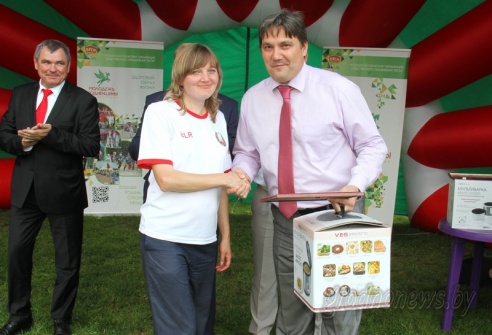 Под Гродно играли в «грязный» футбол и плавали «на чем попало»