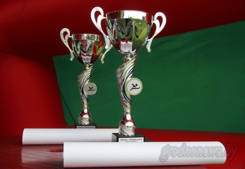 Под Гродно играли в «грязный» футбол и плавали «на чем попало»