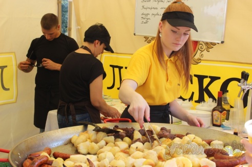 Под Гродно играли в «грязный» футбол и плавали «на чем попало»