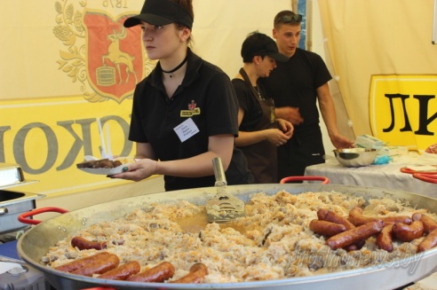 Под Гродно играли в «грязный» футбол и плавали «на чем попало»