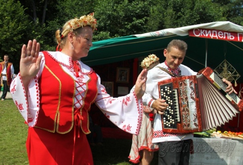 Под Гродно играли в «грязный» футбол и плавали «на чем попало»