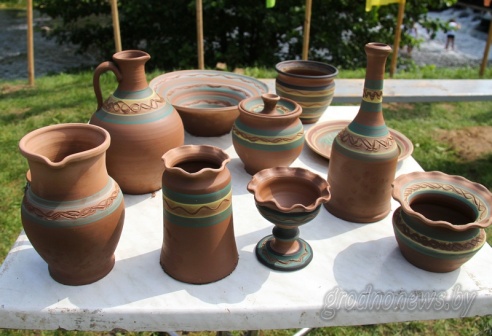 Под Гродно играли в «грязный» футбол и плавали «на чем попало»