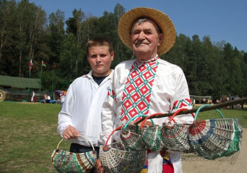 Под Гродно играли в «грязный» футбол и плавали «на чем попало»