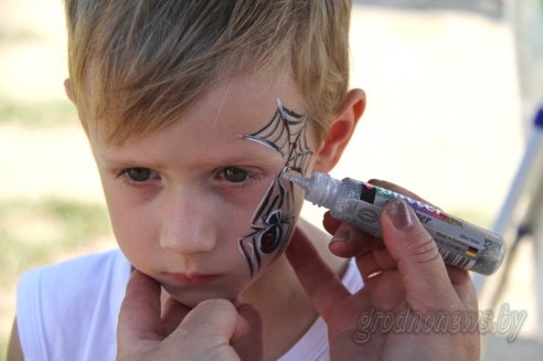 Под Гродно играли в «грязный» футбол и плавали «на чем попало»