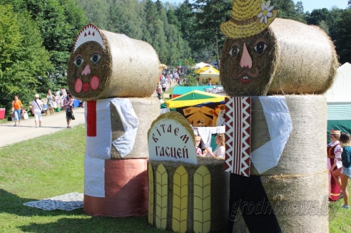 Под Гродно играли в «грязный» футбол и плавали «на чем попало»