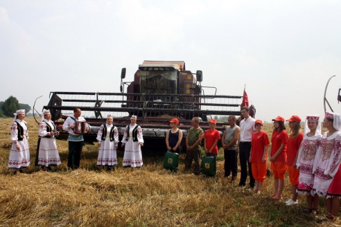 На Гомельщине появились первые молодежные экипажи комбайнеров-тысячников