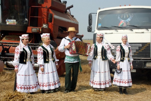 На Гомельщине появились первые молодежные экипажи комбайнеров-тысячников