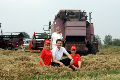 На Гомельщине появились первые молодежные экипажи комбайнеров-тысячников