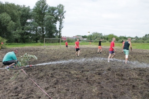 В Слониме прошли соревнования по болотному футболу