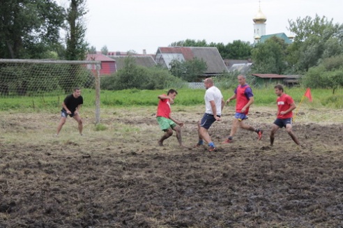 В Слониме прошли соревнования по болотному футболу
