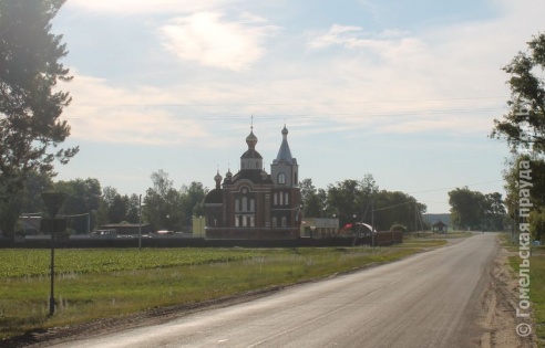 В деревне Дуброва школьникам предоставили возможность заработать во время летних каникул