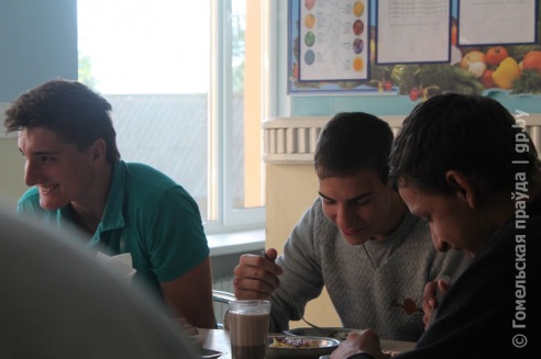 В деревне Дуброва школьникам предоставили возможность заработать во время летних каникул