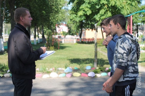 В деревне Дуброва школьникам предоставили возможность заработать во время летних каникул