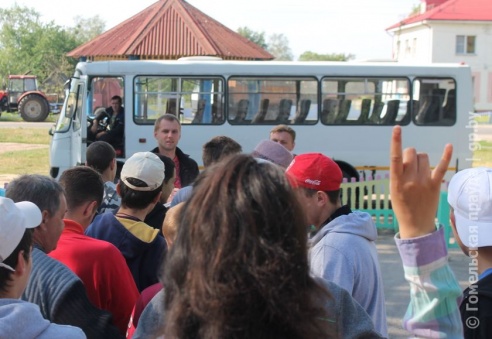 В деревне Дуброва школьникам предоставили возможность заработать во время летних каникул