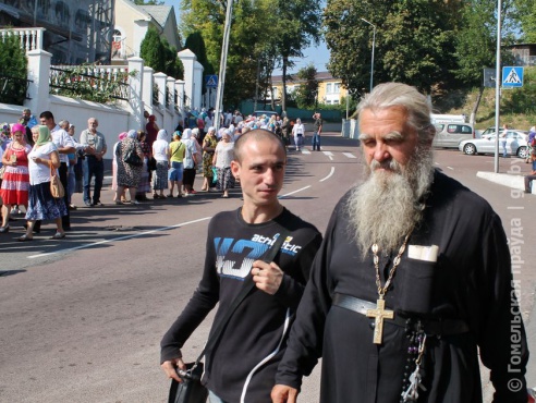 Сегодня в Мозыре начался крестный ход из кафедрального Свято-Михайловского собора в Юровичский монастырь