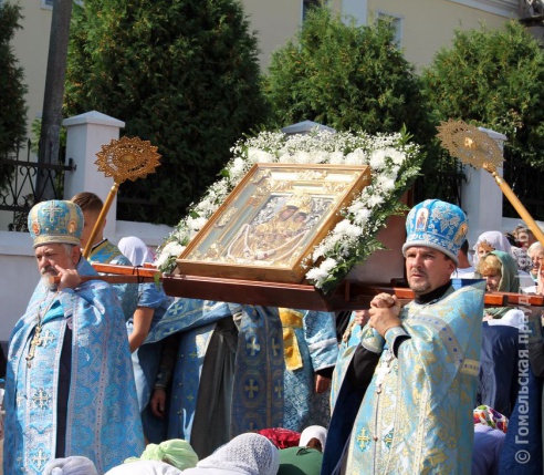 Сегодня в Мозыре начался крестный ход из кафедрального Свято-Михайловского собора в Юровичский монастырь