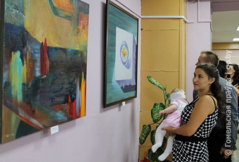 В преддверии Дня города в Мозыре открылась коллективная живописная выставка «Фарбы Палесся»