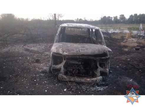 В Петриковском районе на берегу Припяти сгорел почти новый микроавтобус минчанина