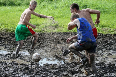 Забить и не завязнуть. Как в Ошмянах в «болотный футбол» играли