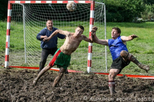 Забить и не завязнуть. Как в Ошмянах в «болотный футбол» играли