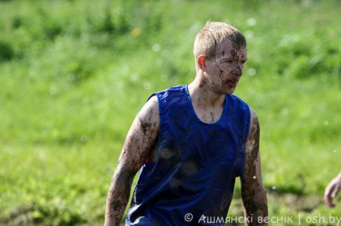 Забить и не завязнуть. Как в Ошмянах в «болотный футбол» играли