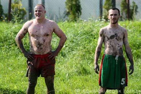 Забить и не завязнуть. Как в Ошмянах в «болотный футбол» играли