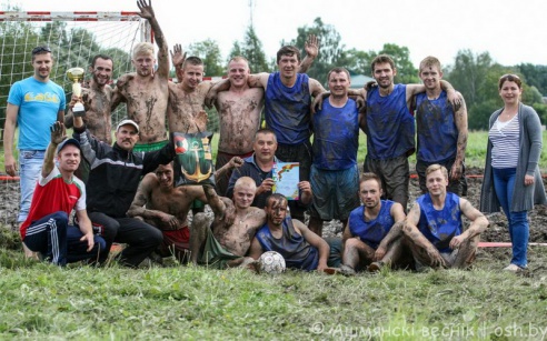 Забить и не завязнуть. Как в Ошмянах в «болотный футбол» играли