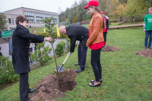 В честь Всемирного дня учителя в Гродненской области заложили семь яблоневых садов (ДОПОЛНЕНО)