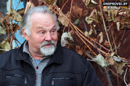 Супруги Завадские из Речицы спасли и выходили аистёнка Бусю, выпавшего из гнезда, и теперь ищут ему постоянный дом