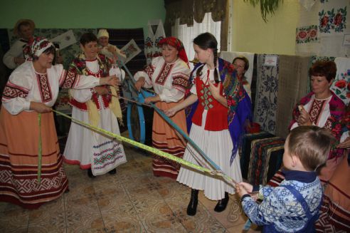 Восеньскі абрад "Жаніцьбу коміна" ўзяліся адрадзіць у Лідскім рэгіёне