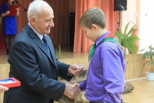 Пионеры посадили рябиновую аллею в честь 73-летия освобождения Хойникского района