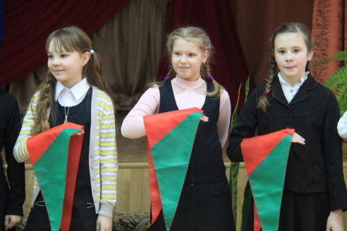 Пионеры посадили рябиновую аллею в честь 73-летия освобождения Хойникского района