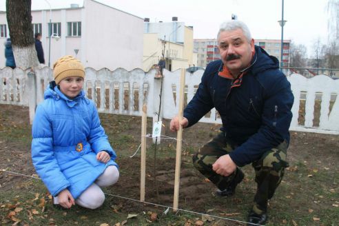 Пионеры посадили рябиновую аллею в честь 73-летия освобождения Хойникского района