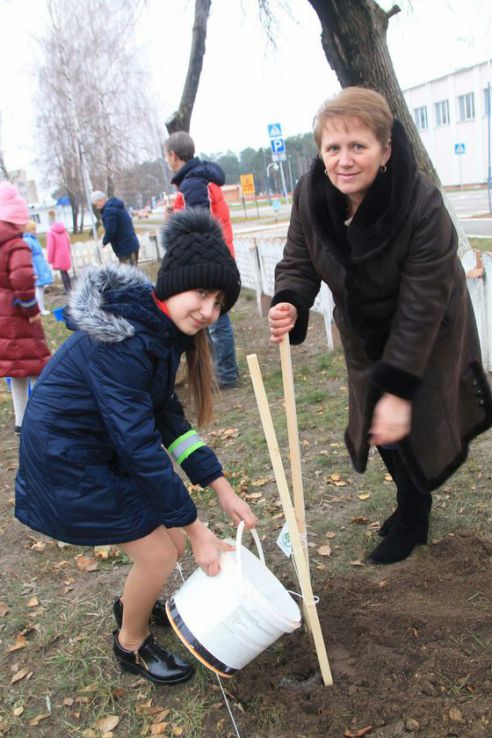 Пионеры посадили рябиновую аллею в честь 73-летия освобождения Хойникского района