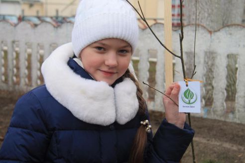 Пионеры посадили рябиновую аллею в честь 73-летия освобождения Хойникского района