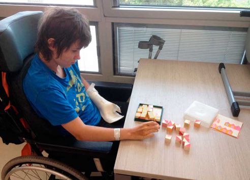 Жизнь после ДТП. На примере гомельской школьницы Насти Юрченко узнали, почему белорусские дети вынуждены проходить реабилитацию за границей