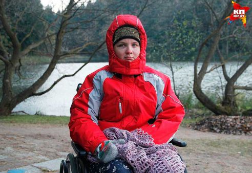 Жизнь после ДТП. На примере гомельской школьницы Насти Юрченко узнали, почему белорусские дети вынуждены проходить реабилитацию за границей