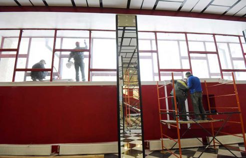 «Шахматный» пол, царская лестница и советское панно. Кинотеатр имени Калинина готовит новогодний сюрприз для зрителей