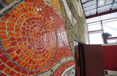 «Шахматный» пол, царская лестница и советское панно. Кинотеатр имени Калинина готовит новогодний сюрприз для зрителей