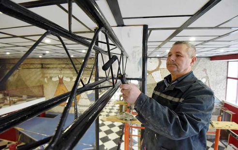 «Шахматный» пол, царская лестница и советское панно. Кинотеатр имени Калинина готовит новогодний сюрприз для зрителей