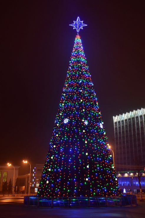 От советской до европейской. Как менялась главная городская ёлка Гомеля