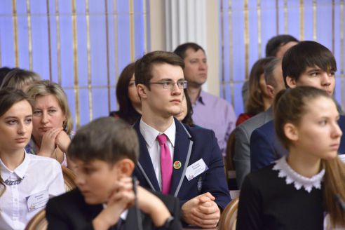 Председатель областного Совета депутатов вручил премии талантливым учащимся