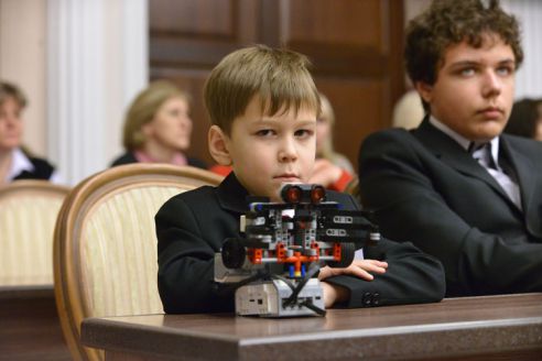 Председатель областного Совета депутатов вручил премии талантливым учащимся