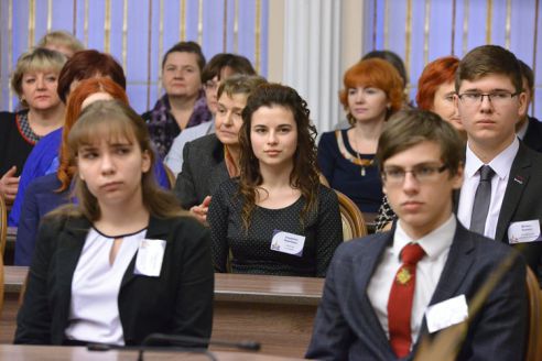 Председатель областного Совета депутатов вручил премии талантливым учащимся