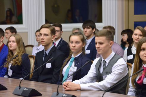 Председатель областного Совета депутатов вручил премии талантливым учащимся