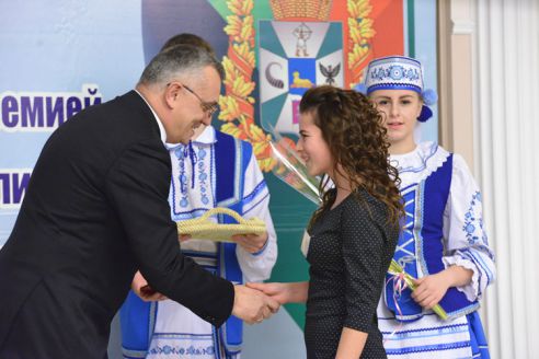 Председатель областного Совета депутатов вручил премии талантливым учащимся